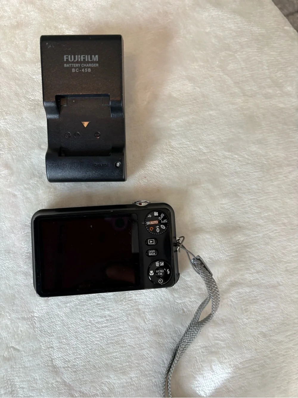 Fuji FinePix JV100 12MP Digital Camera, Battery, Sd  2 Gb Charger Tested